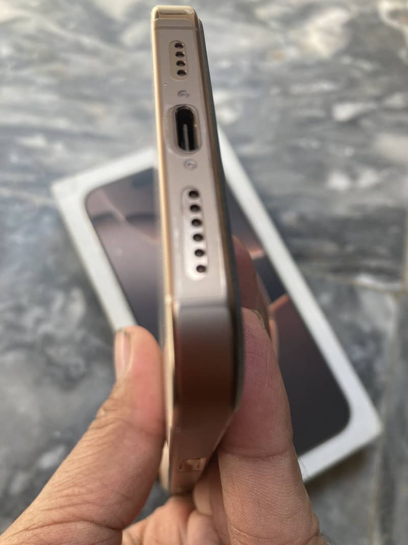 Apple iPhone 16 Pro Max 4