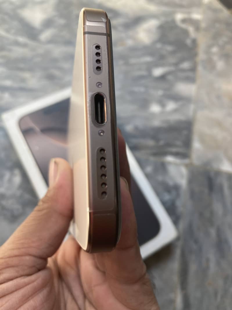 Apple iPhone 16 Pro Max 6