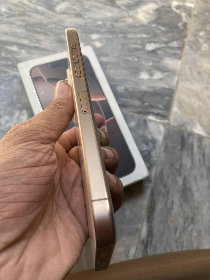 Apple iPhone 16 Pro Max 7