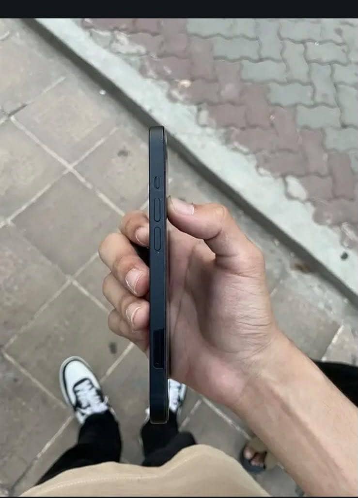 Apple iPhone 13 2