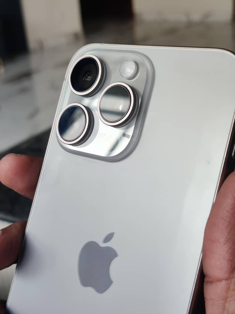 Apple iPhone 15 Pro Max 3