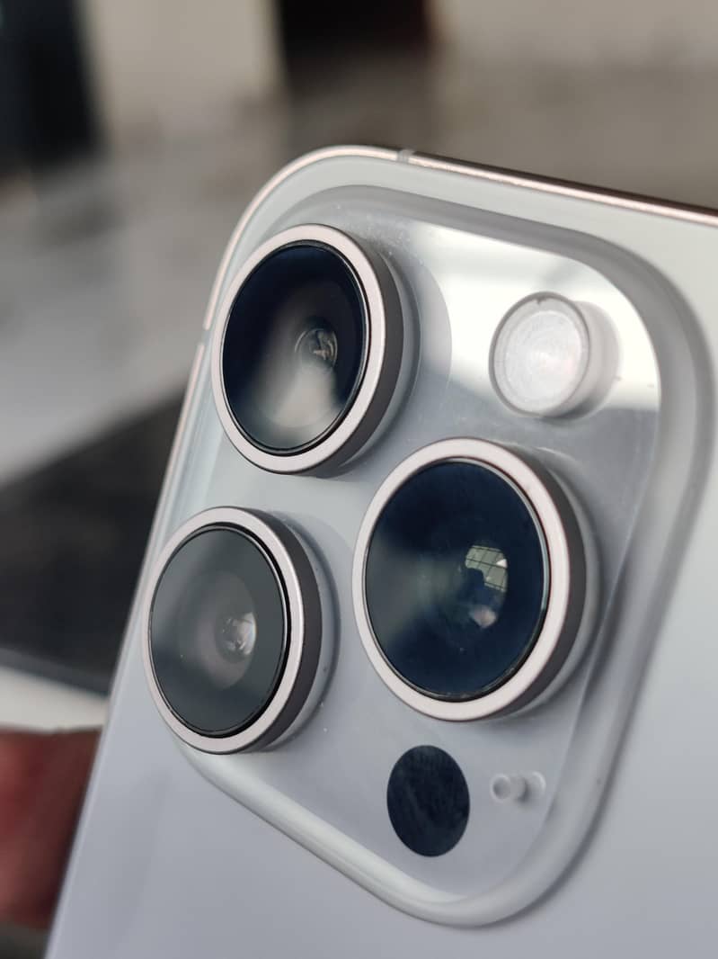 Apple iPhone 15 Pro Max 4