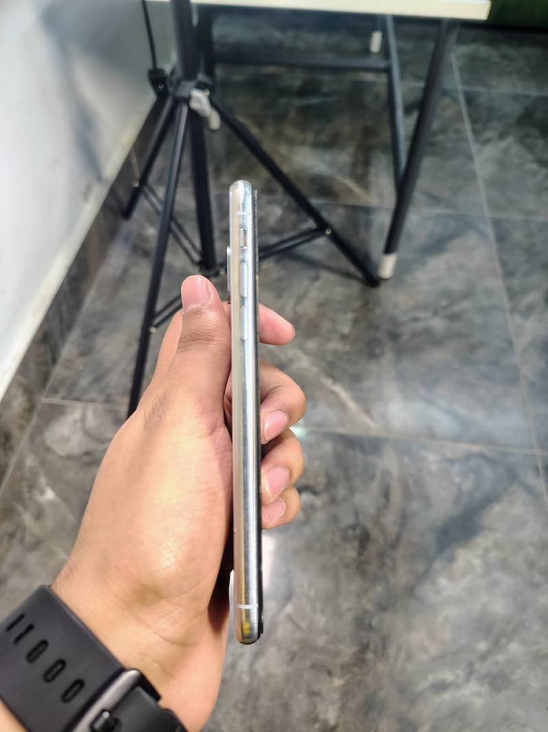 Apple iPhone X 4