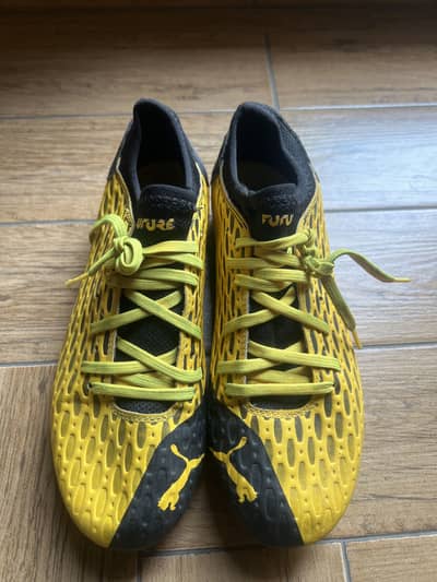 100% Original Puma (future) football cleats Uk size 5. Barely worn