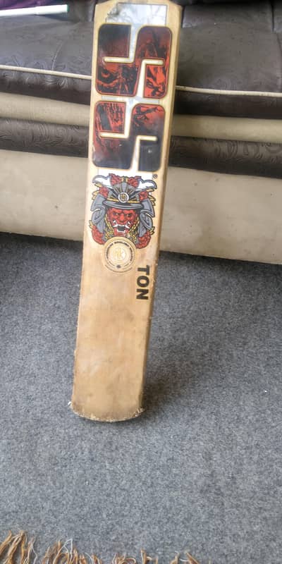 very good pounch and middle fully knocked bat