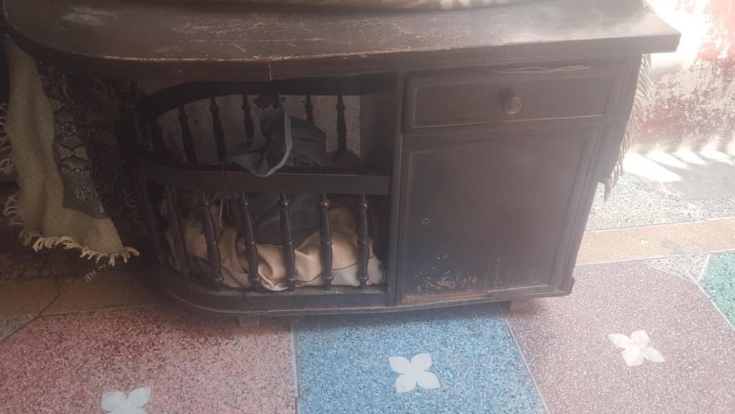 نیچے کپڑے یا دیگر سامان رکھنے کے لیے اضافی جگہ  مضبوط اور پائیدار 0