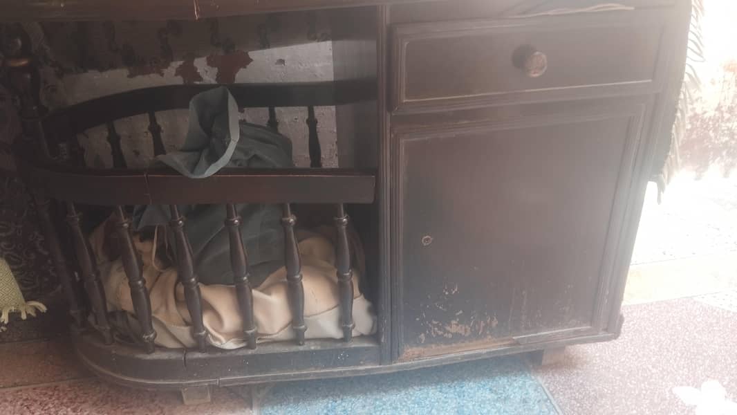 نیچے کپڑے یا دیگر سامان رکھنے کے لیے اضافی جگہ  مضبوط اور پائیدار 1