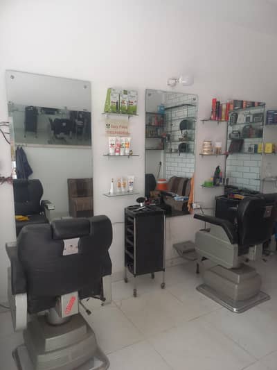 Complete Salon Setup for Sale – Chairs, Mirrors, Trolleys & Equipment
