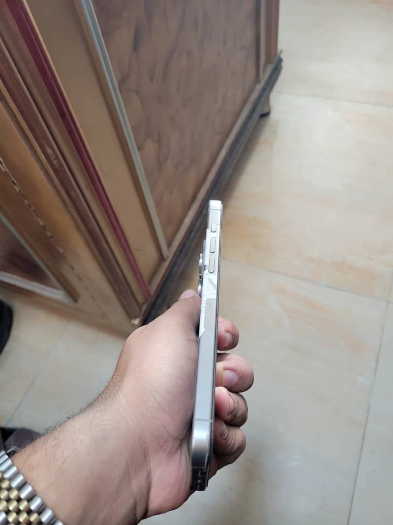 Apple iPhone 15 Pro Max 4