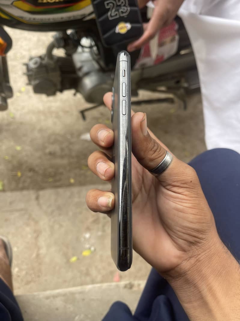 Apple iPhone 11 Pro Max 2