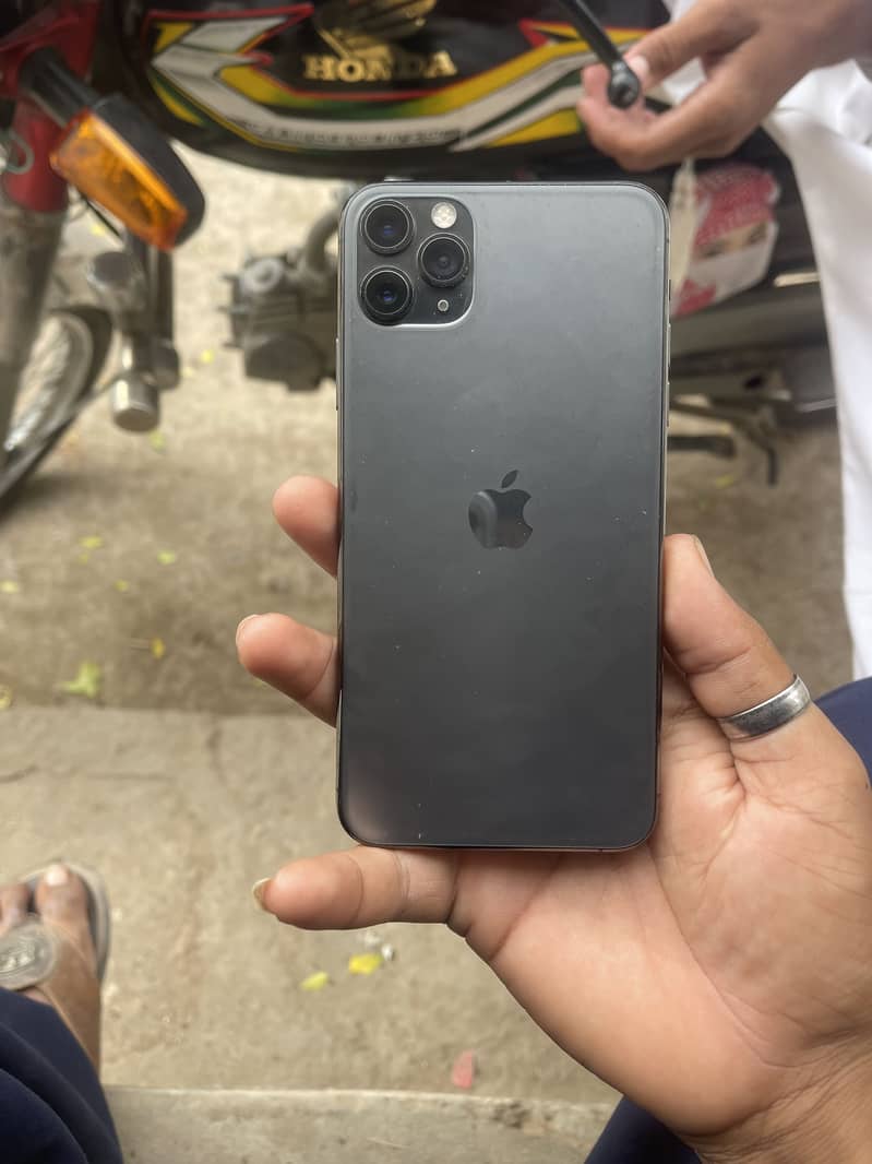 Apple iPhone 11 Pro Max 4