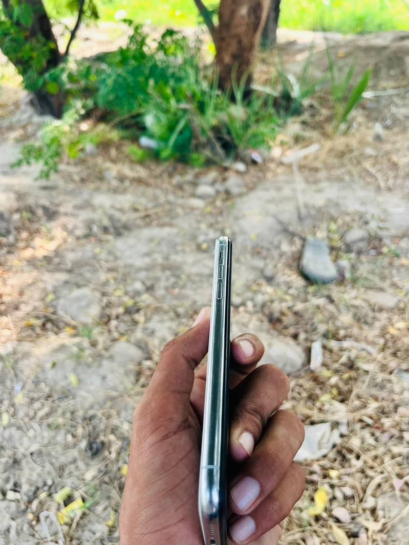 Apple iPhone X 3