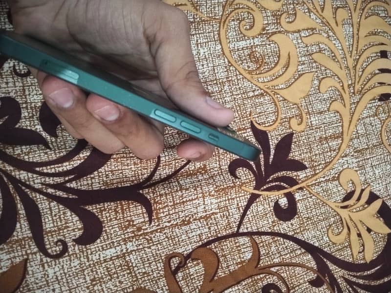 Apple iPhone 13 4