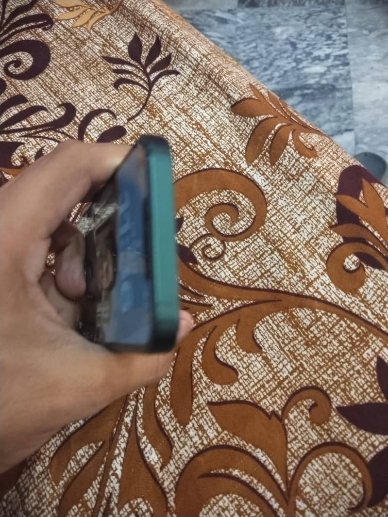Apple iPhone 13 7