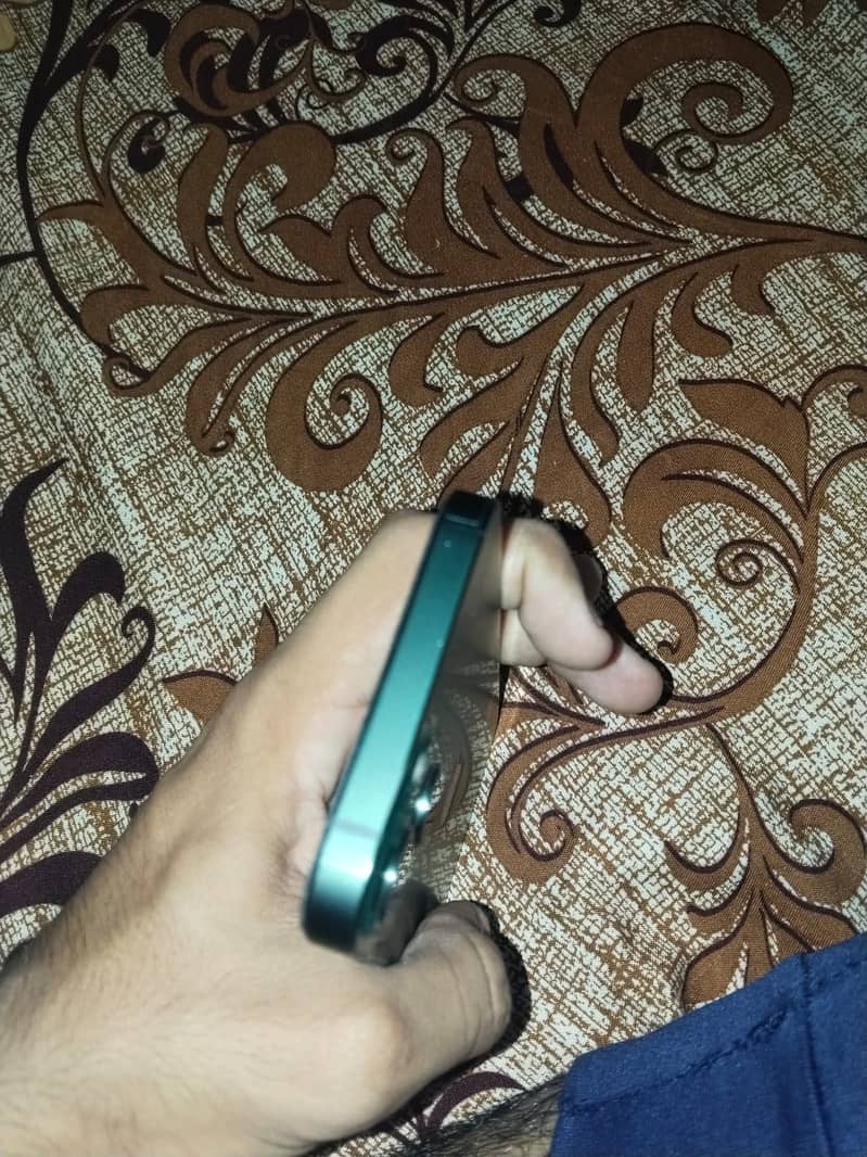 Apple iPhone 13 8