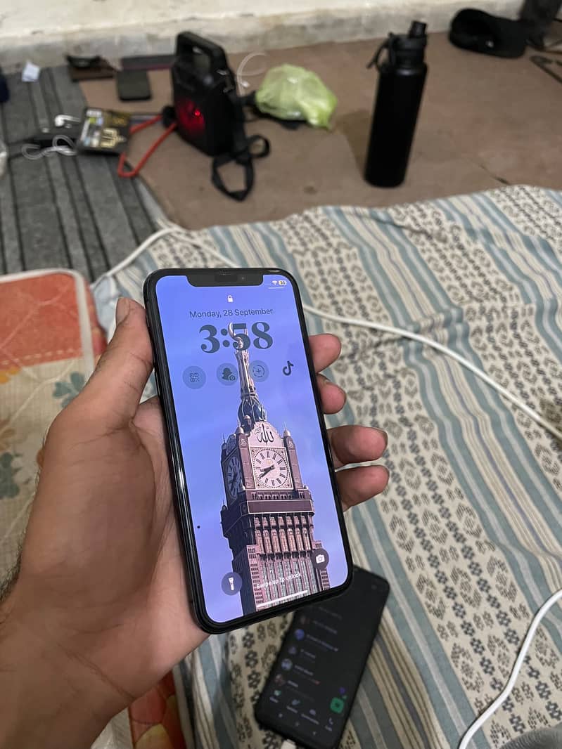 Apple iPhone X 4