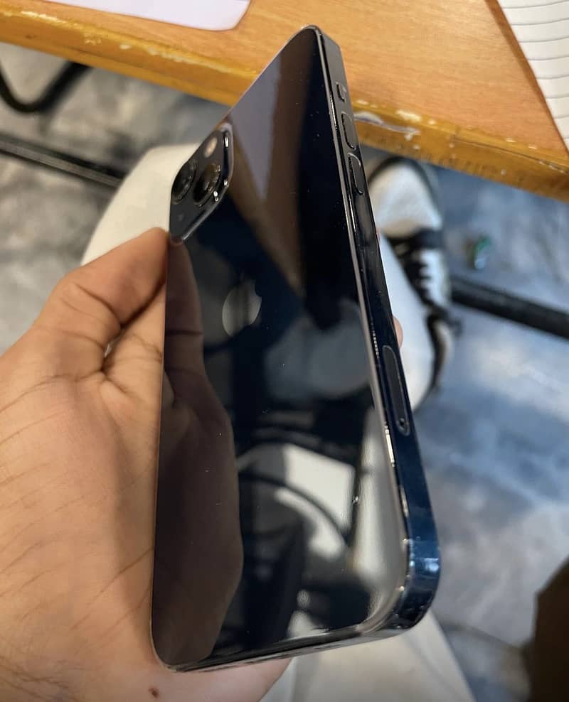 Apple iPhone 13 2