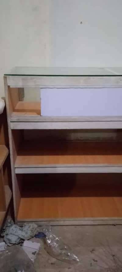 new condition showcase strong wood with glass