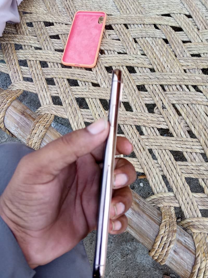 Apple iPhone XS Max 3