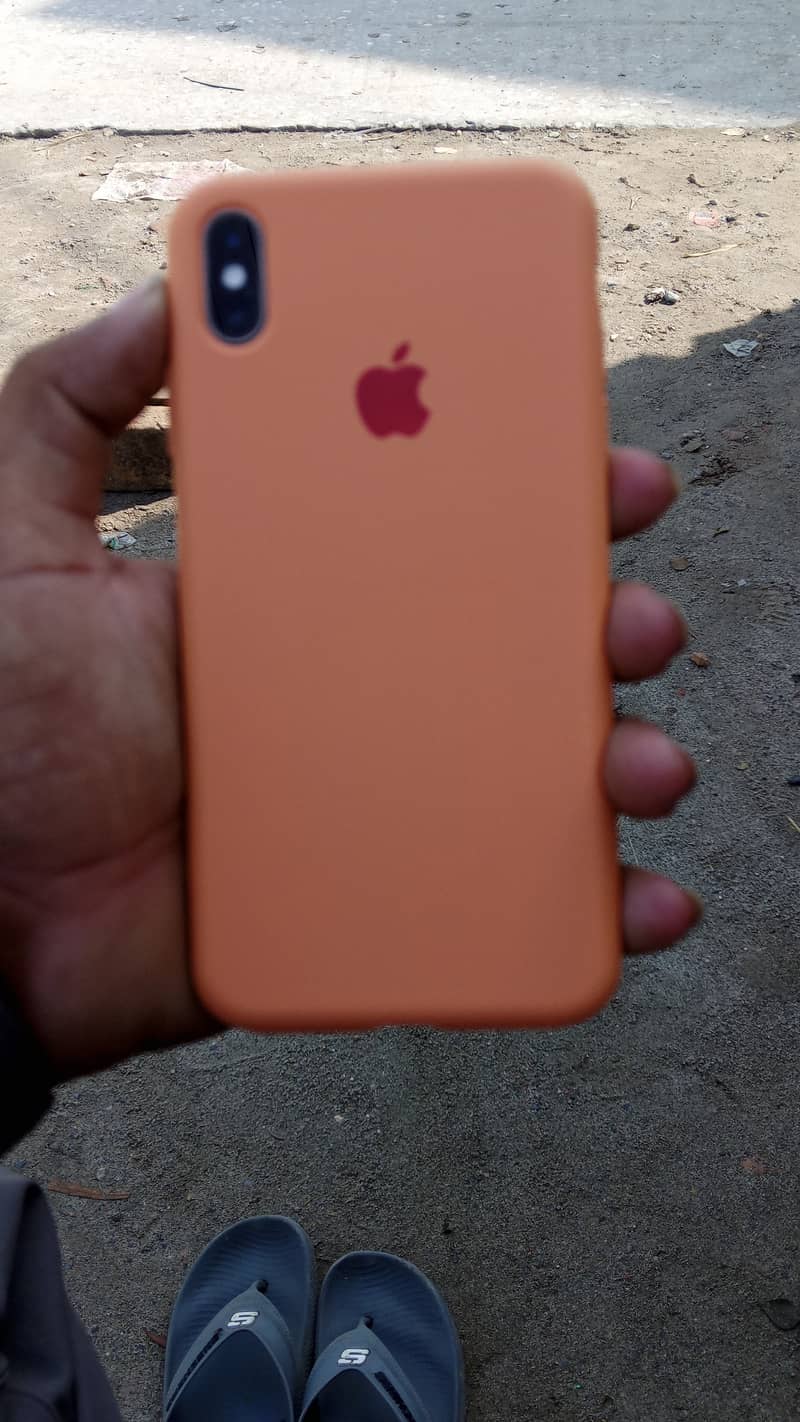 Apple iPhone XS Max 4
