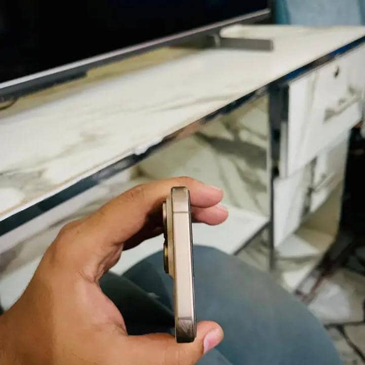 Apple iPhone 16 Pro 2