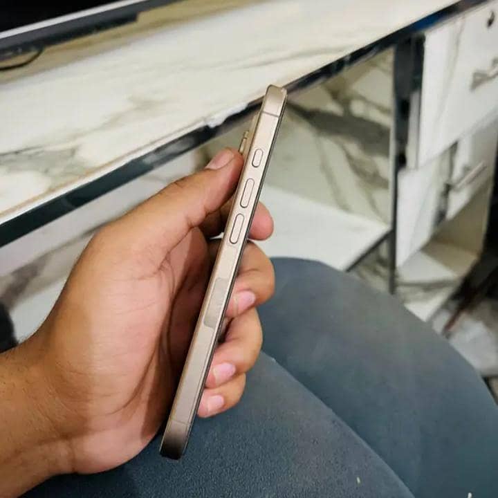 Apple iPhone 16 Pro 3