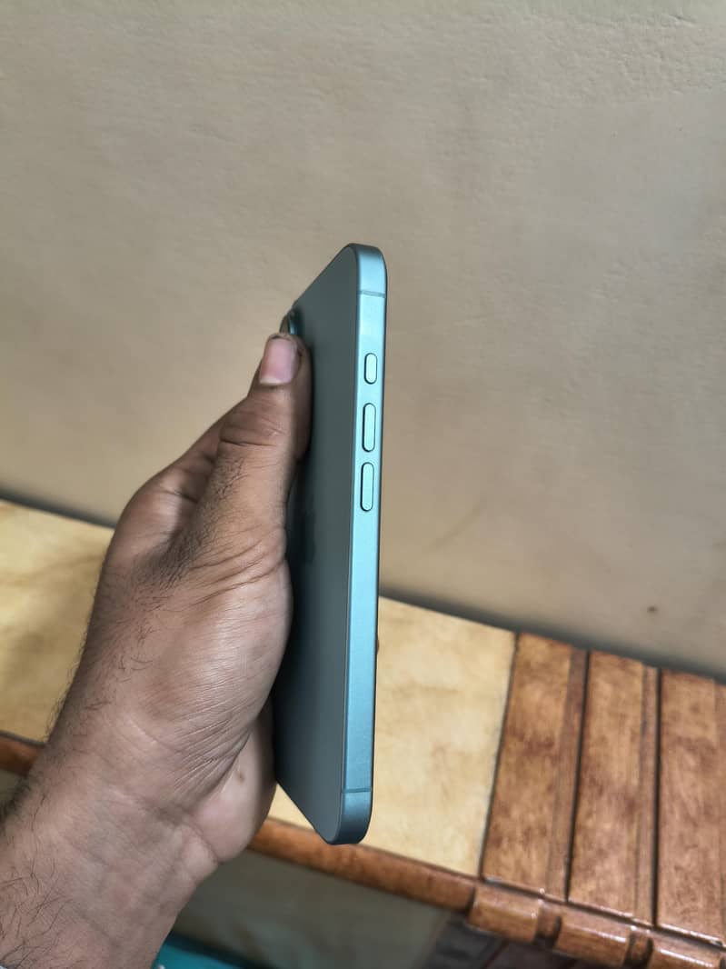 Apple iPhone 16 4