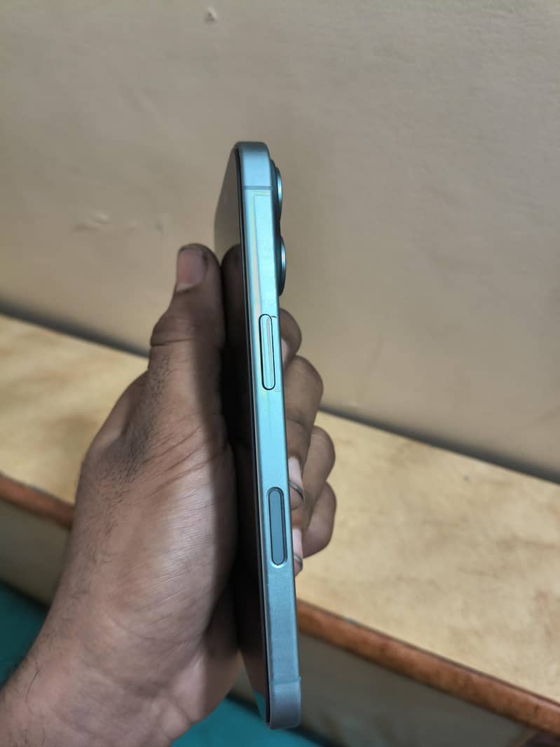 Apple iPhone 16 5