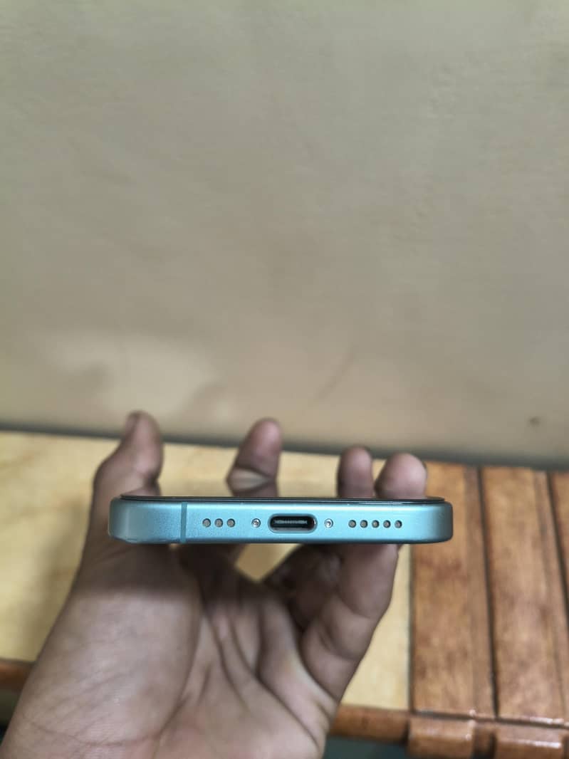 Apple iPhone 16 7