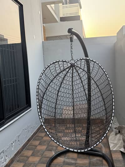 Hanging Jhoola Garden Jhoola Chair For Sale In very Good Condition