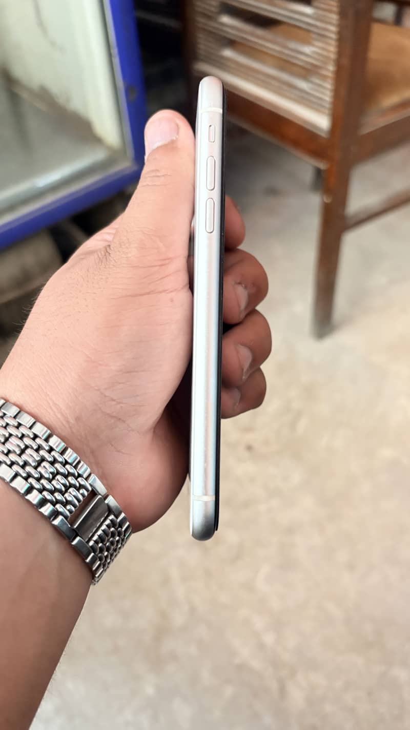 Apple iPhone 11 3