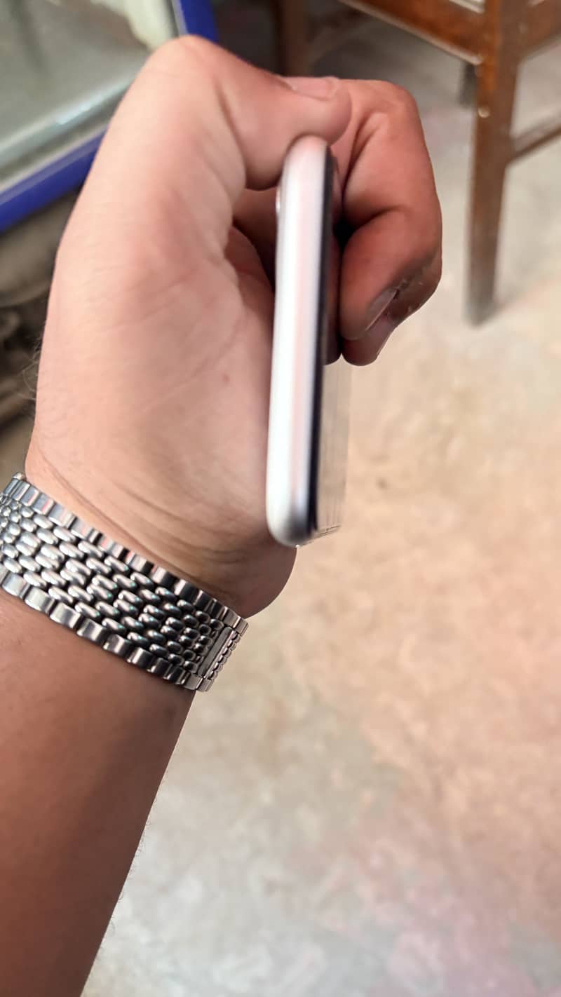 Apple iPhone 11 4