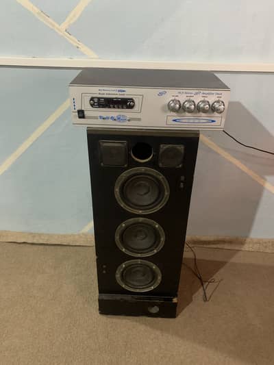 Amplifier with speakers