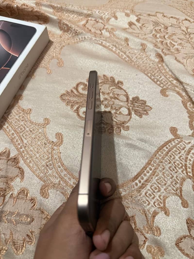 Apple iPhone 16 Pro Max 4
