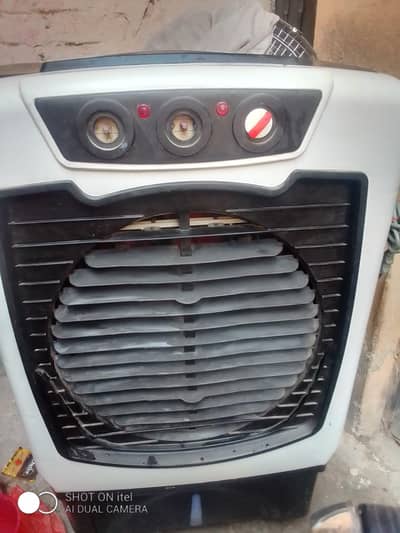 bhaiyon ye room cooler sirf 1 year Chala hai upar jagah hai ice ki