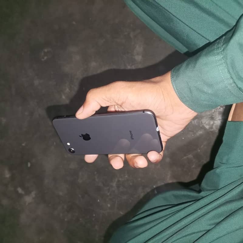 Apple iPhone 8 3