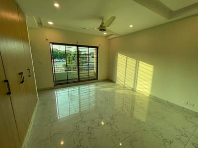 BEAUTIFUL BRAND NEW 14 MARLA 4 BEDS APARTMENT AVAILABLE FOR RENT IN ASKARI-10 SECTOR G
