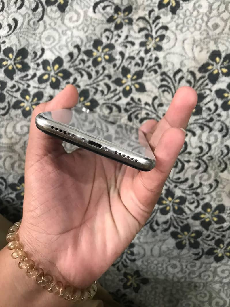 Apple iPhone X 4