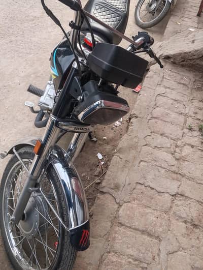 Honda 125 Black colour my what's app 03204778273