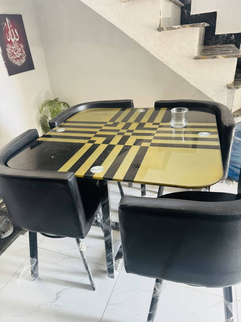 Dining table like new 1