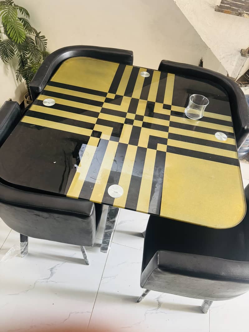 Dining table like new 5