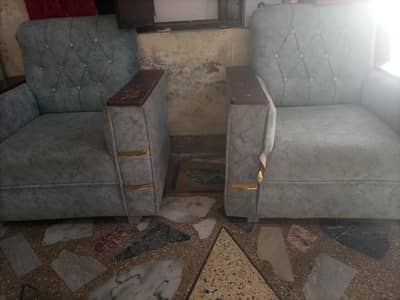 mukamal saaf sofa hai 1 year use howa hai