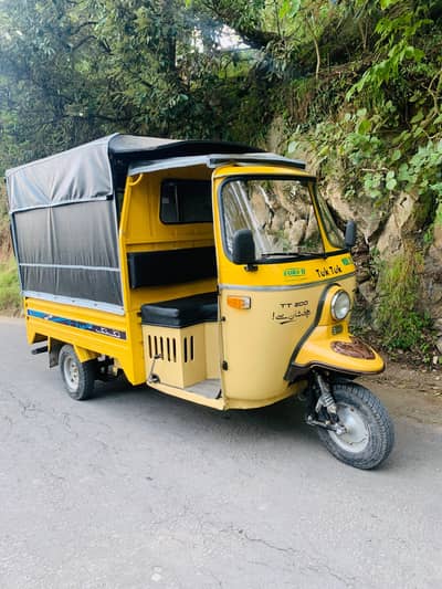 Yellow 4-Stroke CNG Rickshaw for Sale / Rent – Model 2025