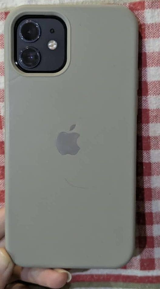 Apple iPhone 12 4