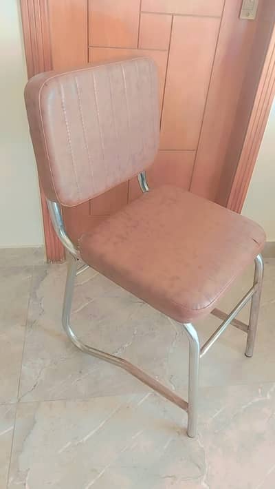 Almost New Study Chair – Comfortable & Stylish