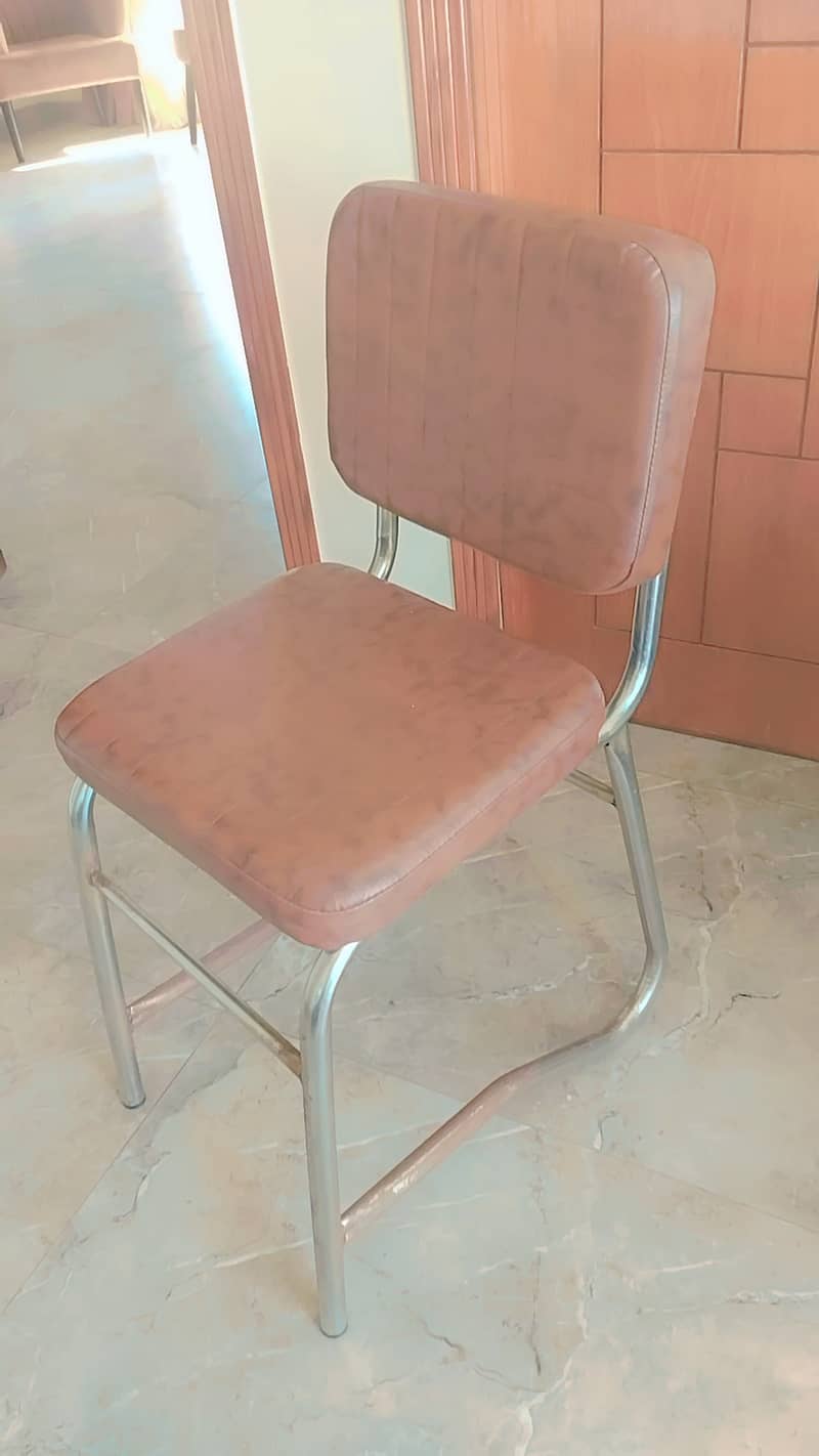 Almost New Study Chair – Comfortable & Stylish 2