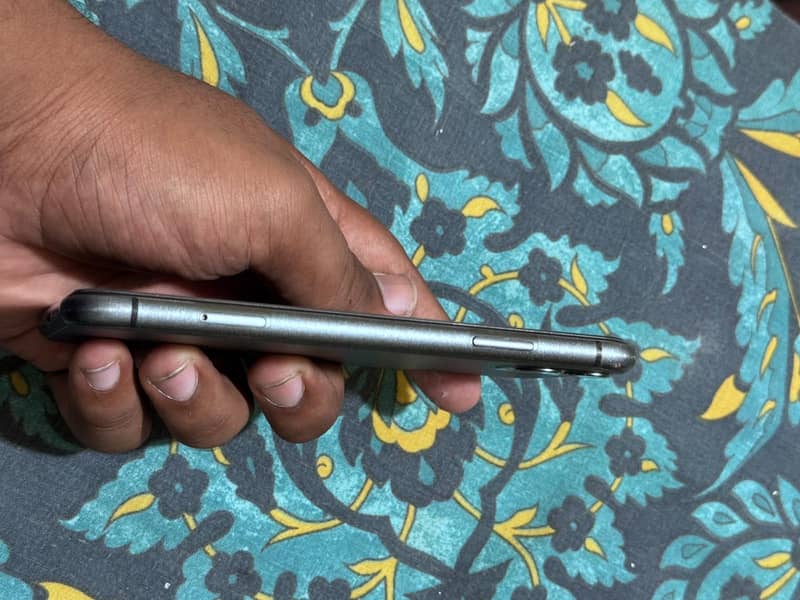 Apple iPhone 11 7
