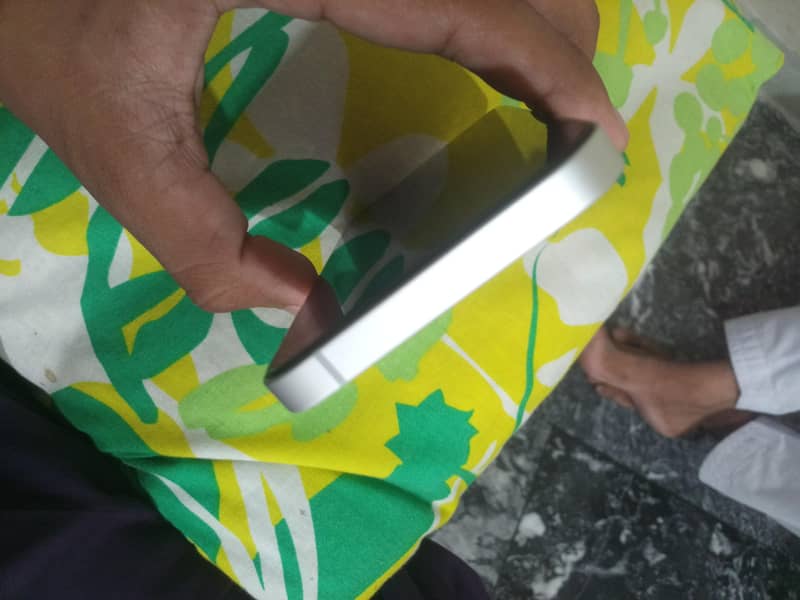 Apple iPhone 16e 1