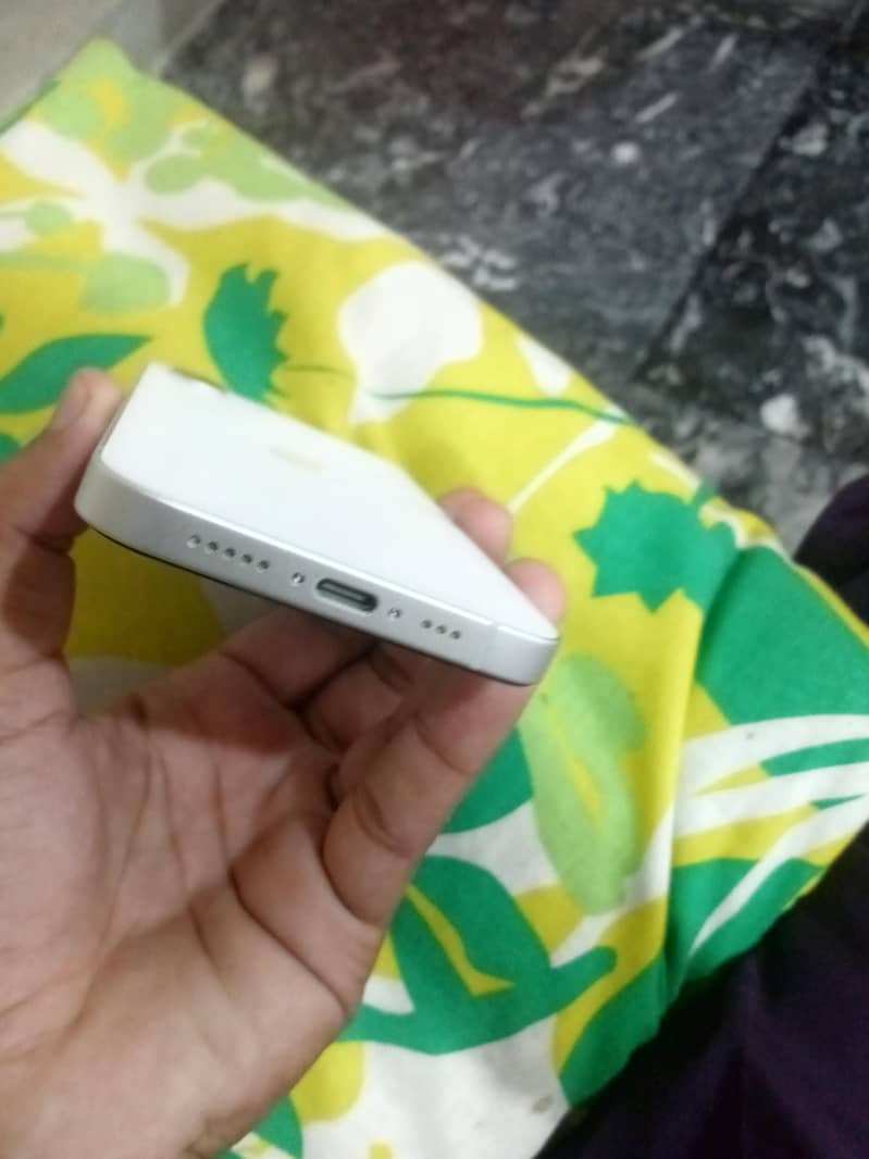 Apple iPhone 16e 2