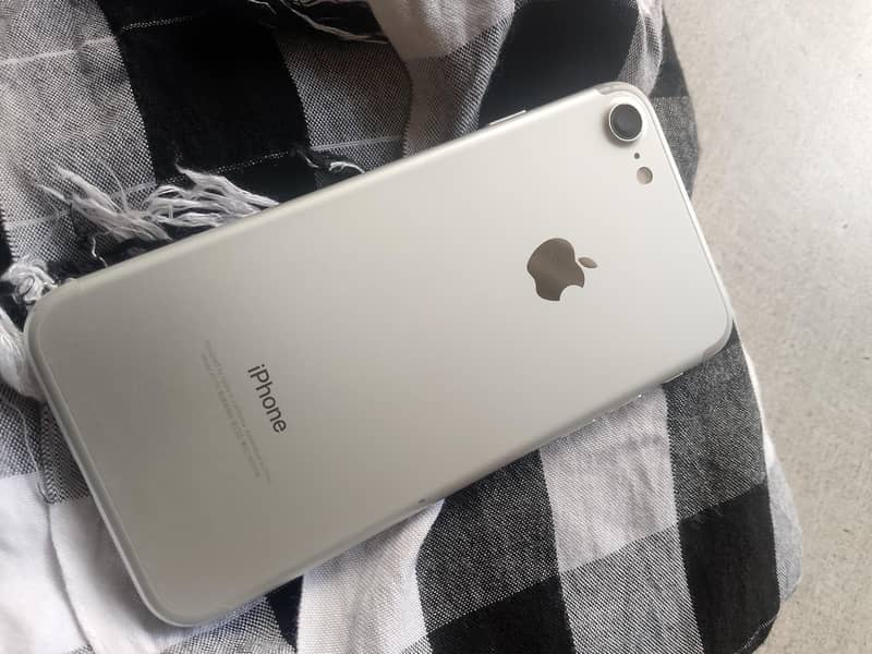 Apple iPhone 7 0